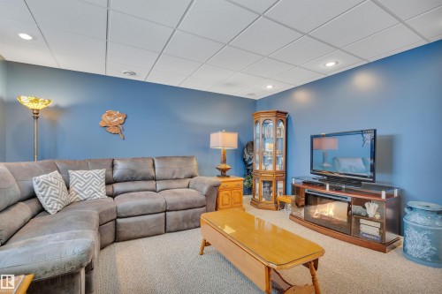5 Elbow Place, St. Albert, AB - Indoor Photo Showing Living Room