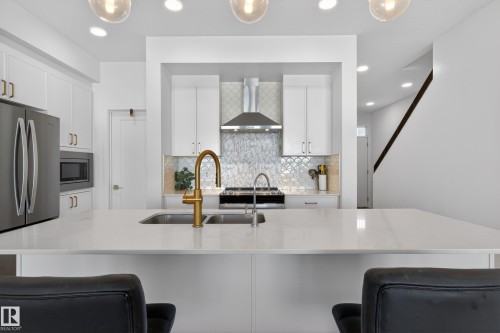 9194 Pear Drive Sw, Edmonton, AB - Indoor Photo Showing Kitchen With Double Sink With Upgraded Kitchen