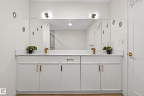 9194 Pear Drive Sw, Edmonton, AB - Indoor Photo Showing Bathroom