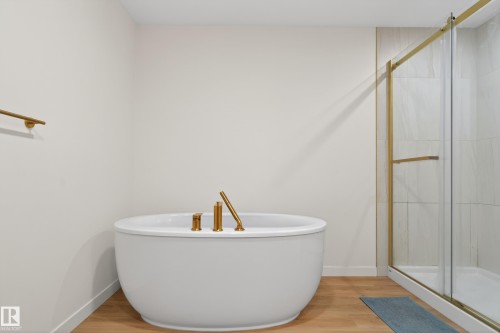 9194 Pear Drive Sw, Edmonton, AB - Indoor Photo Showing Bathroom