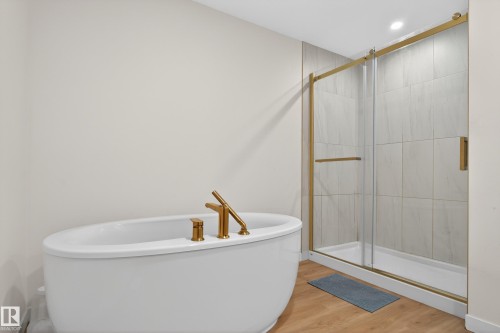 9194 Pear Drive Sw, Edmonton, AB - Indoor Photo Showing Bathroom