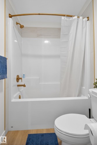 9194 Pear Drive Sw, Edmonton, AB - Indoor Photo Showing Bathroom