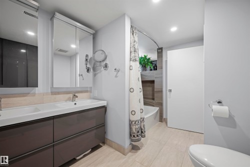 11622 76 Avenue, Edmonton, AB - Indoor Photo Showing Bathroom