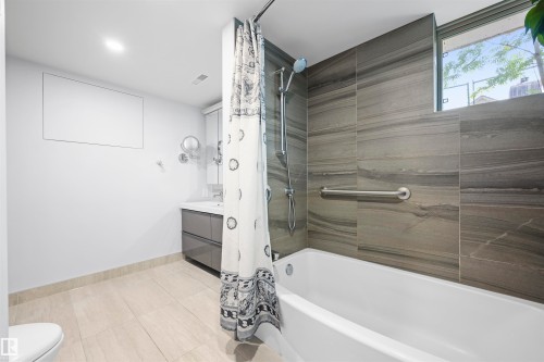 11622 76 Avenue, Edmonton, AB - Indoor Photo Showing Bathroom