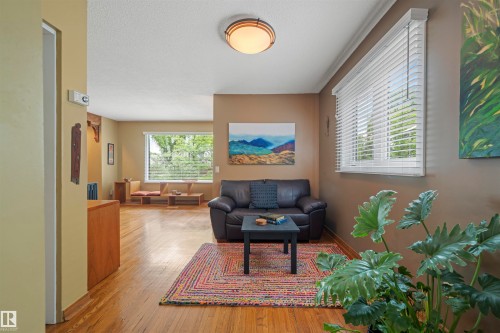 11622 76 Avenue, Edmonton, AB - Indoor Photo Showing Living Room