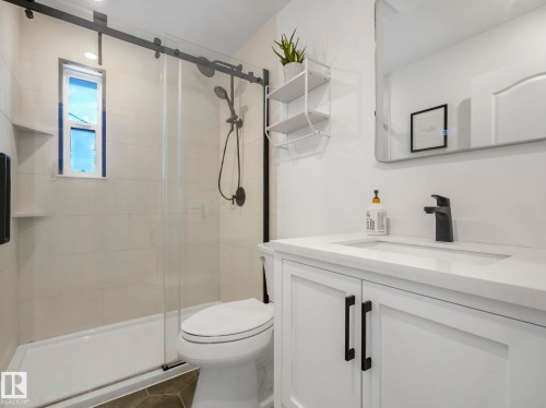 10936 165 Street, Edmonton, AB - Indoor Photo Showing Bathroom