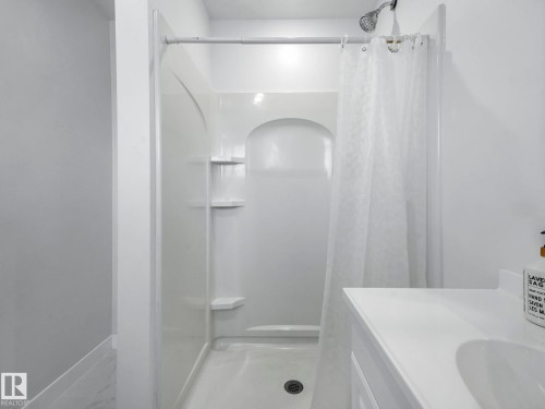 10936 165 Street, Edmonton, AB - Indoor Photo Showing Bathroom