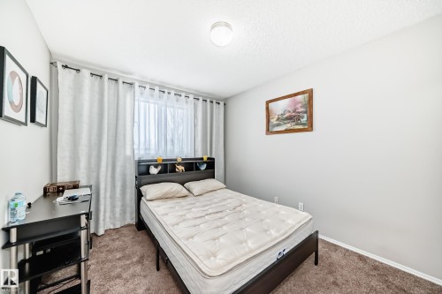 404 Hudson Court, Edmonton, AB - Indoor Photo Showing Bedroom