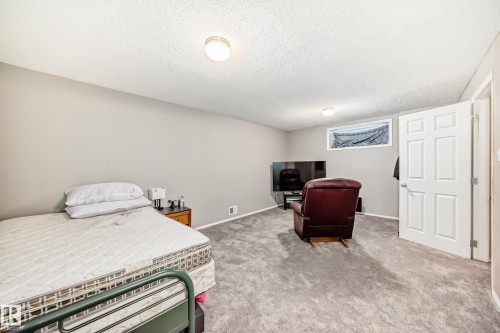 404 Hudson Court, Edmonton, AB - Indoor Photo Showing Bedroom
