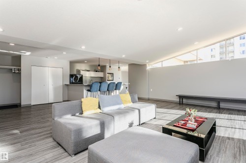 203 11307 99 Avenue, Edmonton, AB - Indoor Photo Showing Living Room