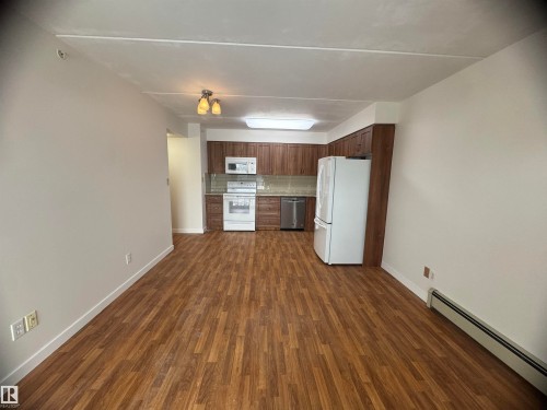 301 9928 105 Street, Westlock, AB - Indoor Photo Showing Kitchen