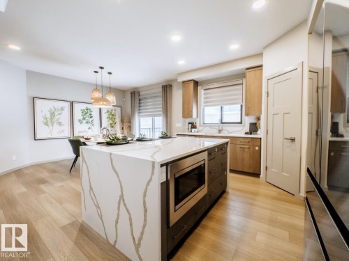 7005 Kiviaq Crescent, Edmonton, AB - Indoor Photo Showing Kitchen With Upgraded Kitchen