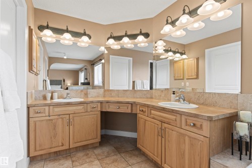 170 Galland Crescent, Edmonton, AB - Indoor Photo Showing Bathroom