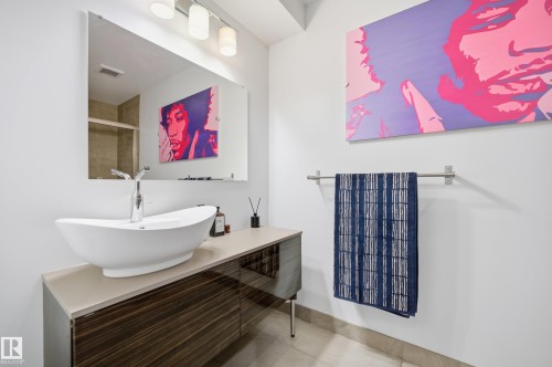 10065 90 Avenue, Edmonton, AB - Indoor Photo Showing Bathroom