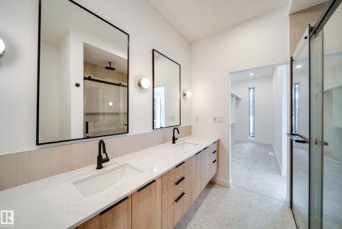 7540 80 Avenue, Edmonton, AB - Indoor Photo Showing Bathroom