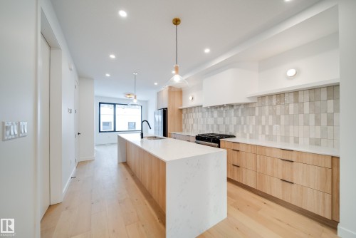 7540 80 Avenue, Edmonton, AB - Indoor Photo Showing Kitchen With Upgraded Kitchen