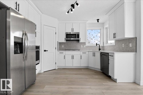 8916 175 Avenue, Edmonton, AB - Indoor Photo Showing Kitchen