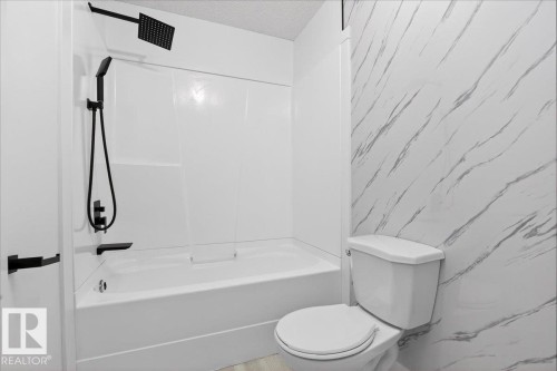 8916 175 Avenue, Edmonton, AB - Indoor Photo Showing Bathroom