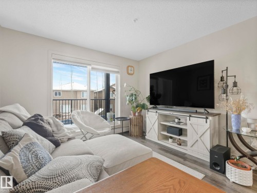 212 508 Albany Way, Edmonton, AB - Indoor Photo Showing Living Room