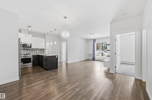 106 812 Welsh Drive, Edmonton, AB - Indoor Photo Showing Kitchen With Upgraded Kitchen
