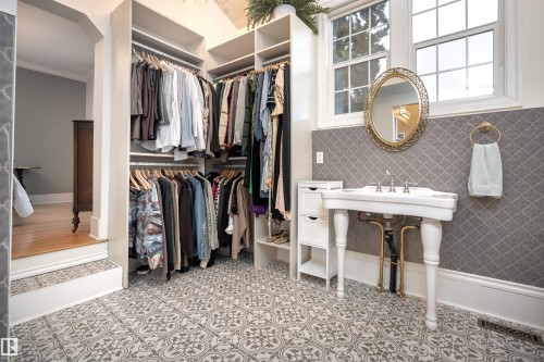 10015 97 Avenue, Edmonton, AB - Indoor With Storage