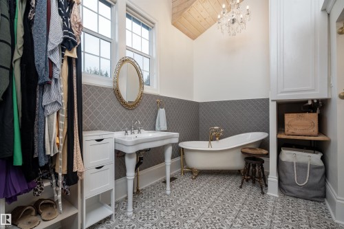 10015 97 Avenue, Edmonton, AB - Indoor Photo Showing Bathroom