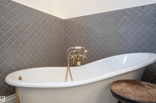 10015 97 Avenue, Edmonton, AB - Indoor Photo Showing Bathroom