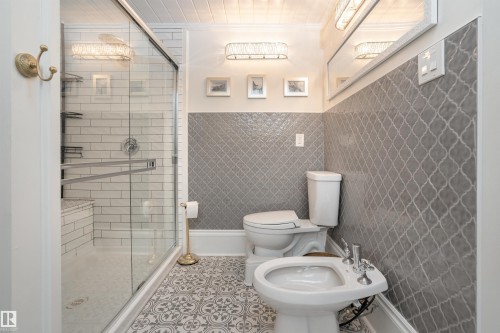 10015 97 Avenue, Edmonton, AB - Indoor Photo Showing Bathroom