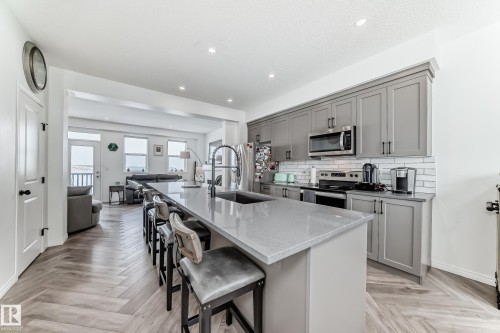 36 2072 Wonnacott Way, Edmonton, AB - Indoor Photo Showing Kitchen With Upgraded Kitchen