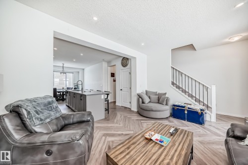 36 2072 Wonnacott Way, Edmonton, AB - Indoor Photo Showing Living Room