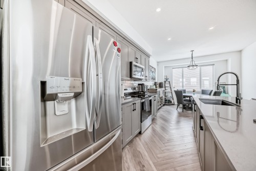 36 2072 Wonnacott Way, Edmonton, AB - Indoor Photo Showing Kitchen With Stainless Steel Kitchen With Upgraded Kitchen