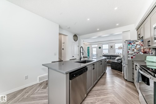 36 2072 Wonnacott Way, Edmonton, AB - Indoor Photo Showing Kitchen With Stainless Steel Kitchen With Upgraded Kitchen
