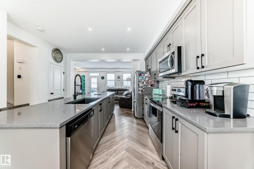 36 2072 Wonnacott Way, Edmonton, AB - Indoor Photo Showing Kitchen With Upgraded Kitchen