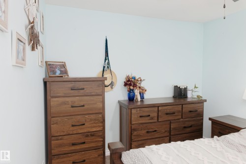 4505 57 Avenue, Barrhead, AB - Indoor Photo Showing Bedroom