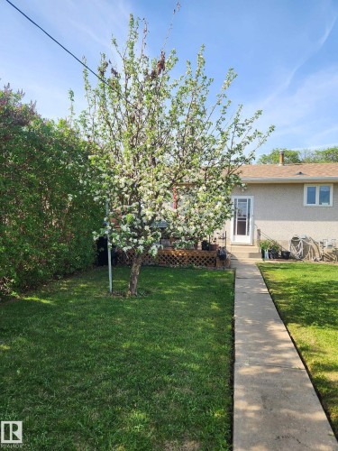 View of front facade featuring a front yard - 4505 57 Avenue, Barrhead, AB - Outdoor