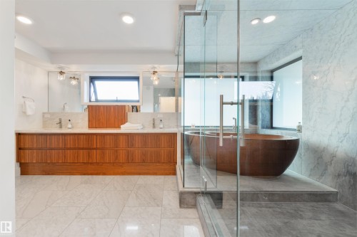 9213 97 Street, Edmonton, AB - Indoor Photo Showing Bathroom