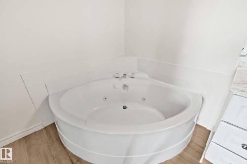 22 9703 174 Street Nw, Edmonton, AB - Indoor Photo Showing Bathroom