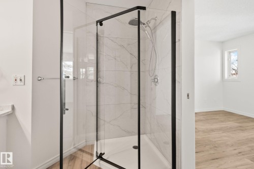 22 9703 174 Street Nw, Edmonton, AB - Indoor Photo Showing Bathroom