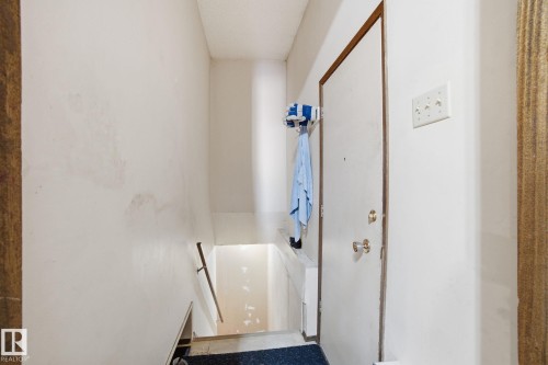 6319 15 Avenue, Edmonton, AB - Indoor Photo Showing Other Room