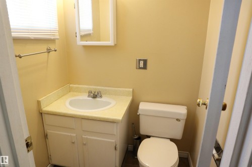 5205 55 Street, Thorsby, AB - Indoor Photo Showing Bathroom