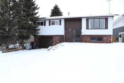 5205 55 Street, Thorsby, AB - Outdoor