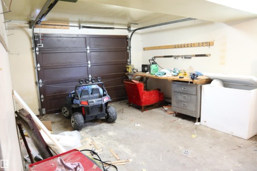 5205 55 Street, Thorsby, AB - Indoor Photo Showing Garage