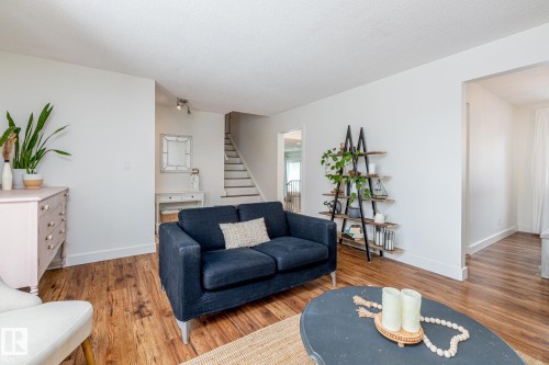 25 Broadview Crescent, St. Albert, AB - Indoor Photo Showing Living Room
