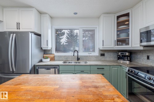 25 Broadview Crescent, St. Albert, AB - Indoor Photo Showing Kitchen With Double Sink With Upgraded Kitchen