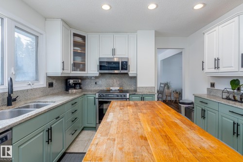 25 Broadview Crescent, St. Albert, AB - Indoor Photo Showing Kitchen With Double Sink