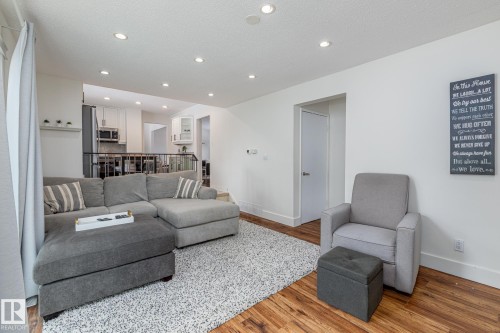25 Broadview Crescent, St. Albert, AB - Indoor Photo Showing Living Room