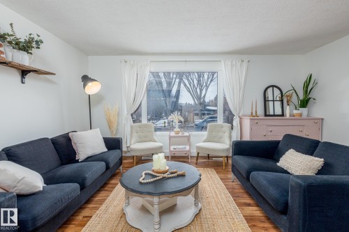 25 Broadview Crescent, St. Albert, AB - Indoor Photo Showing Living Room
