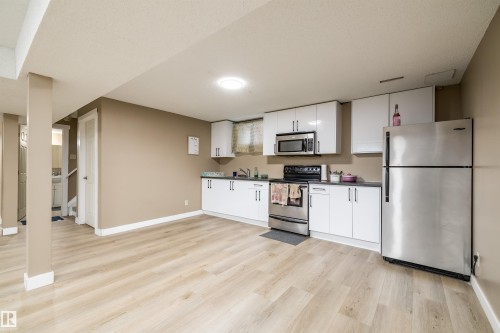 3620 42A Avenue, Edmonton, AB - Indoor Photo Showing Kitchen