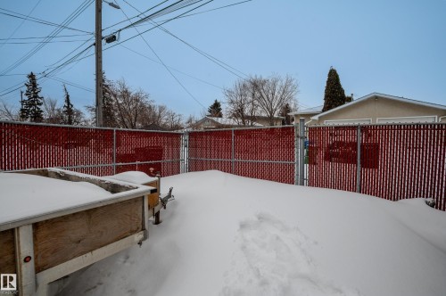 Yard covered in snow with a gate - 13420 113A St, Edmonton, AB - Outdoor