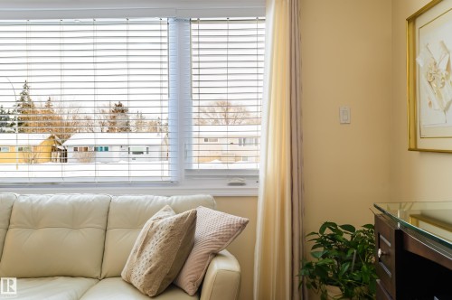 Living area featuring healthy amount of natural light - 13420 113A St, Edmonton, AB - Indoor